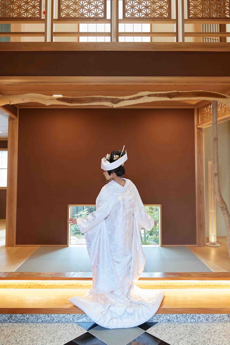 玄関の吹き抜けで後ろ姿