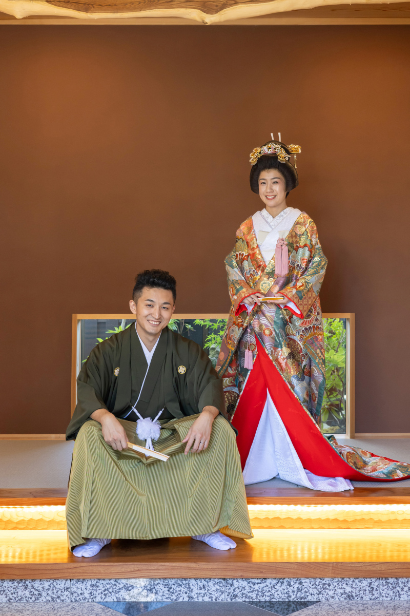 玄関にて色打掛け全身ショット