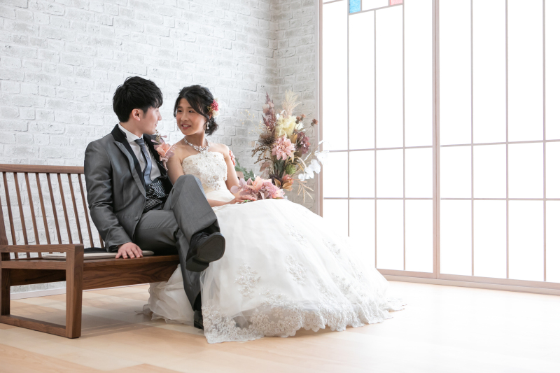 ベンチでの自然な笑顔*