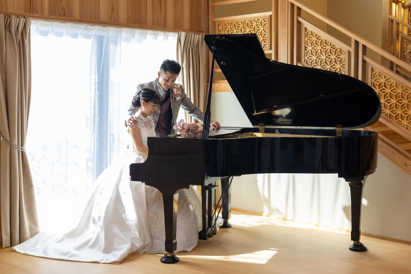 グランドピアノを弾く新婦様
