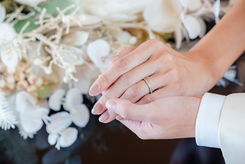 最後は大事な指輪を添えて