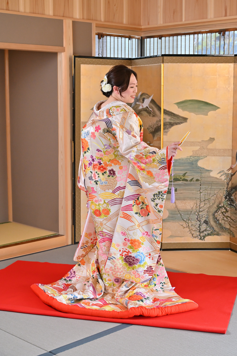 屏風の前でバックショット