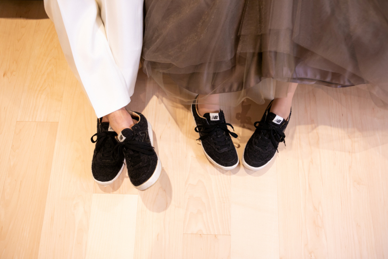 お揃いのスニーカーで