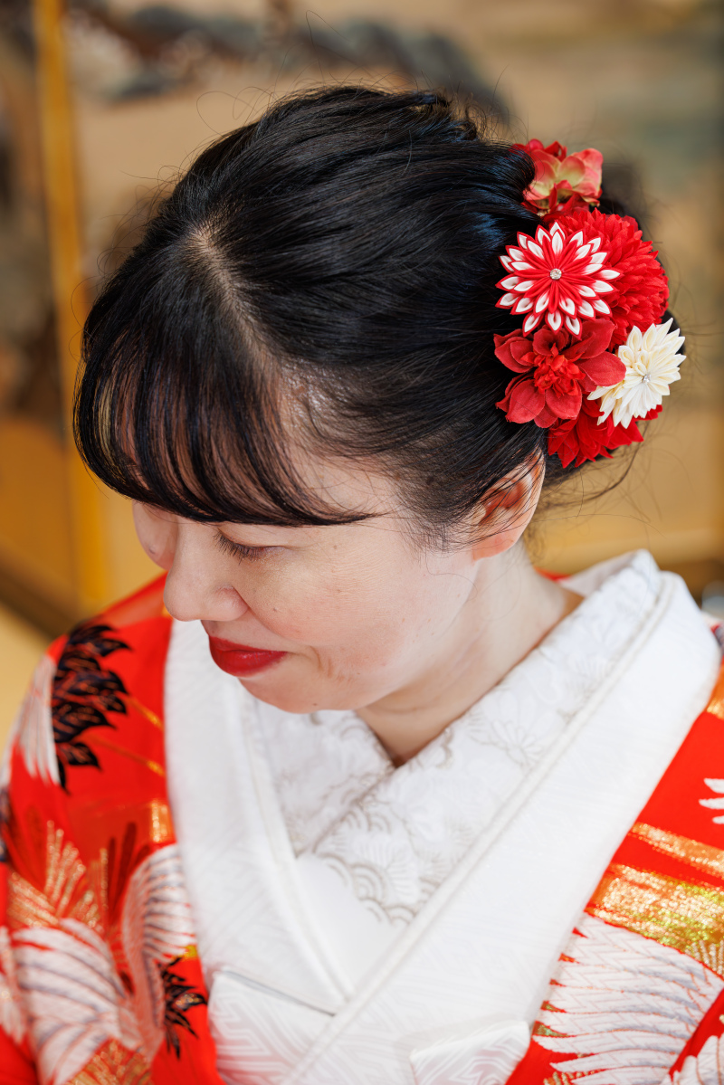 赤の色打掛に合わせて、赤の髪飾り