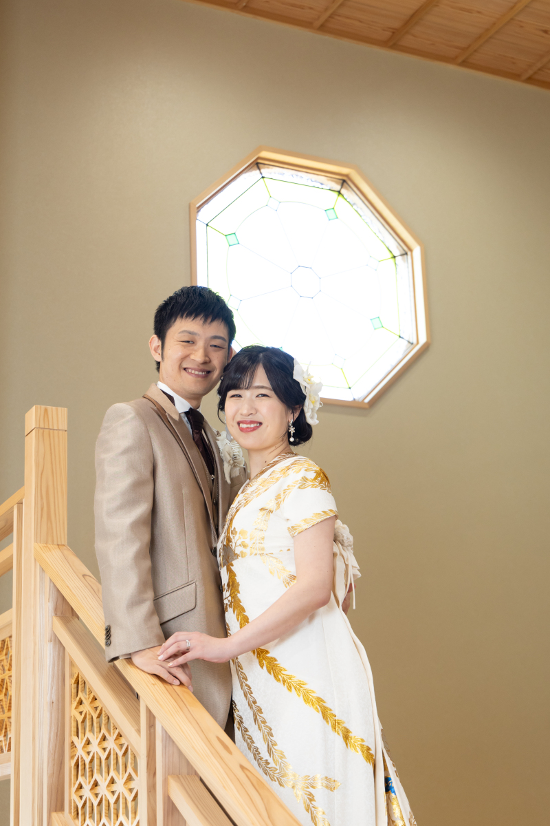 階段で寄り添うお二人!