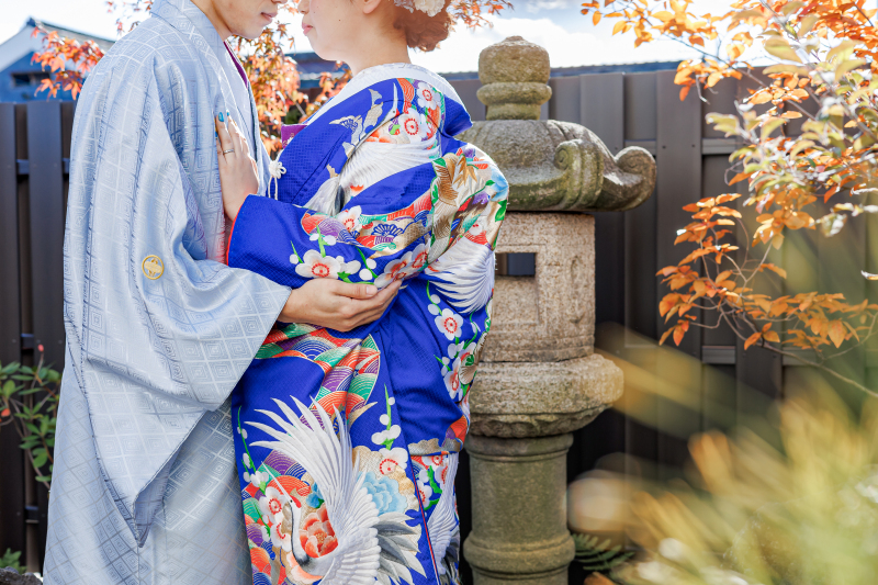 青い花柄の色打掛 美しい青色の花柄打掛 （色打掛×ウェディングドレスとカラー