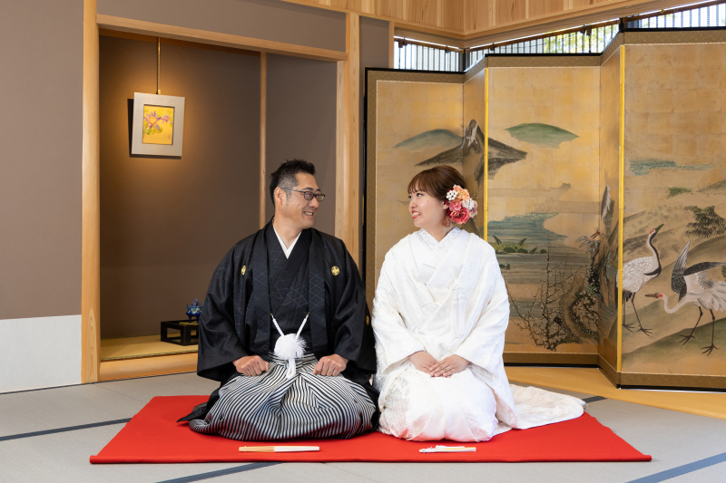 床の間の前にて