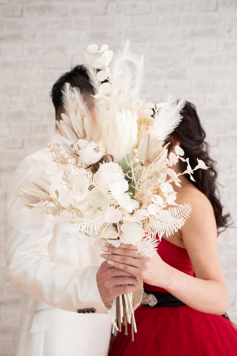 ブーケで顔隠し