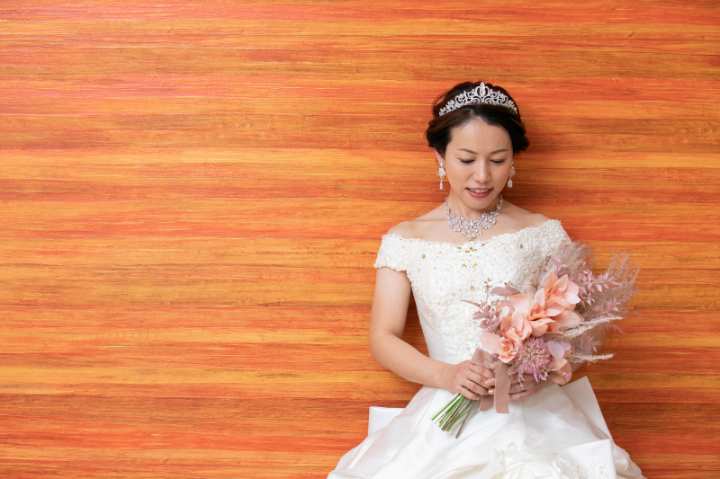 鮮やかな背景が衣装を際立たせる*