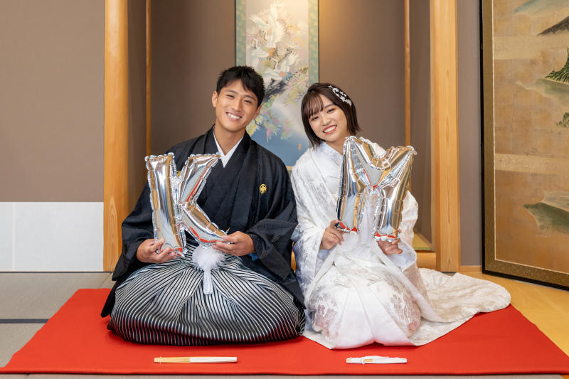 イニシャル風船を持って