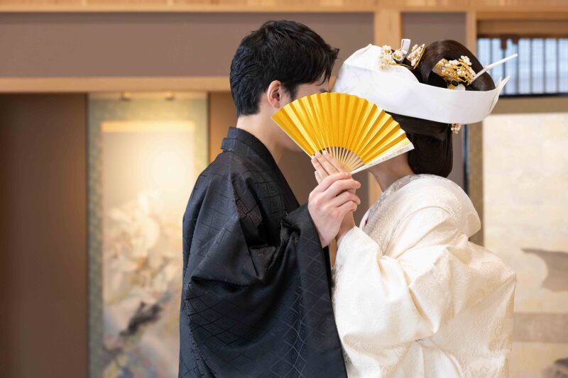 扇子でお顔隠し♡