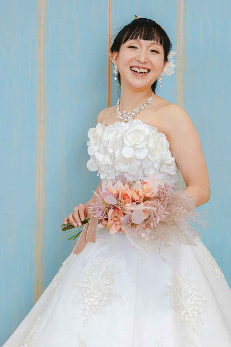 新郎様に笑顔を向ける新婦様♡