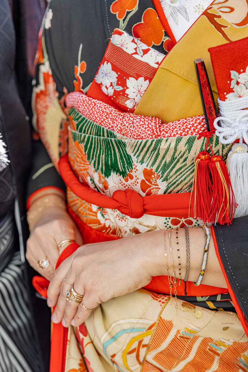 黒の引き振袖の手元もお洒落!!