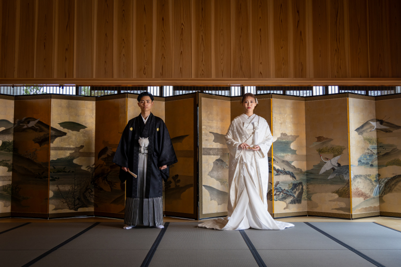 屏風の前でクールなショット✦