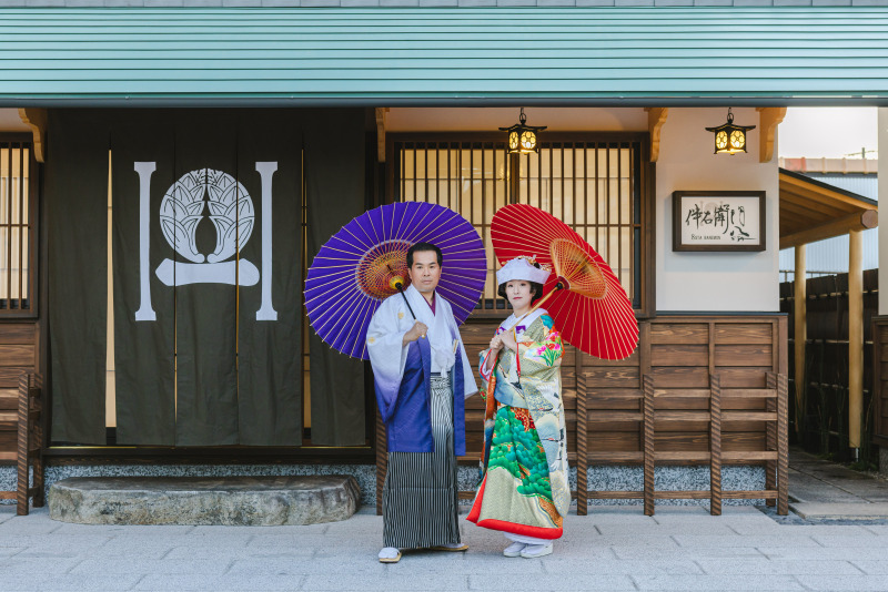 和装姿のお二人。お店前にて✦