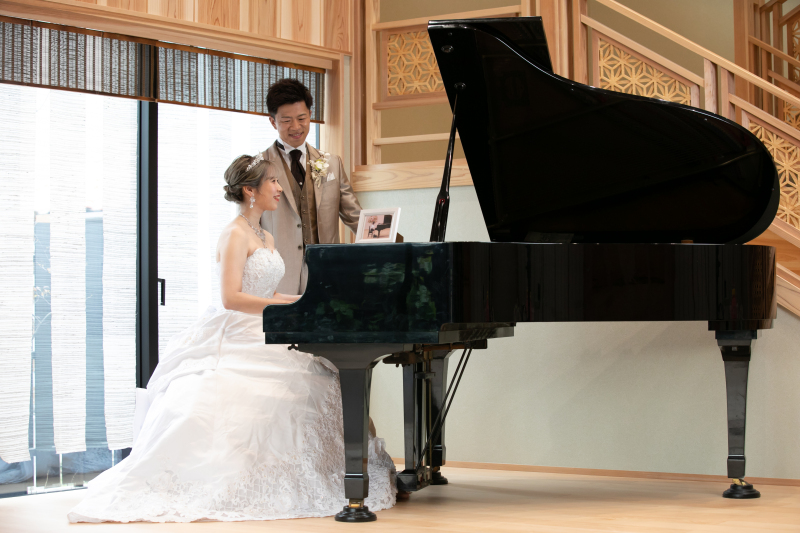 ピアノを弾きながら