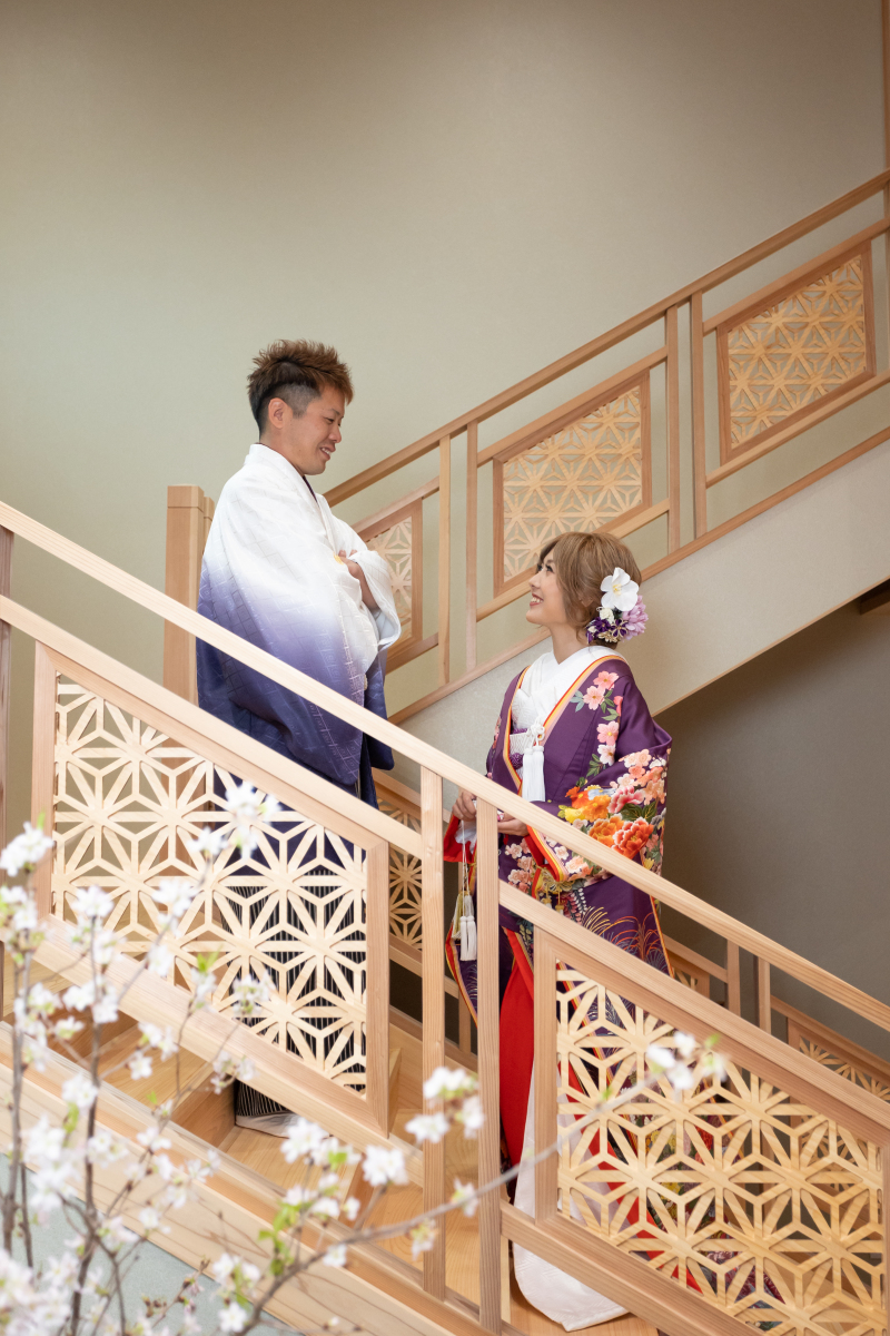 階段で見つめ合うお二人