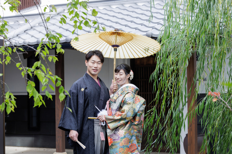 蔵の前でヤナギと共に