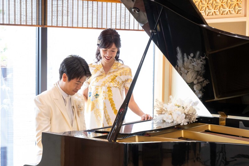 ピアノを弾く新郎様