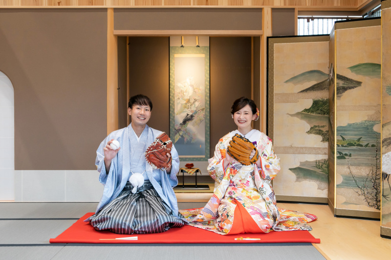 共通の趣味のグッズと一緒に