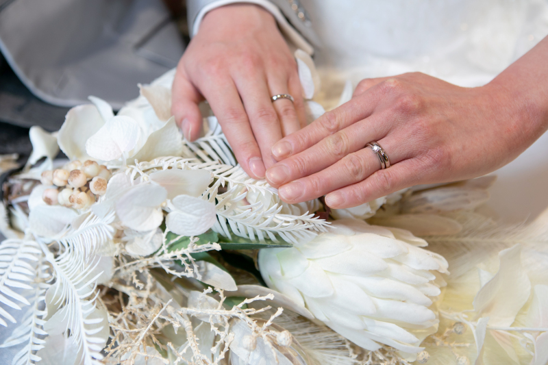 結婚指輪がキラリと光る!!