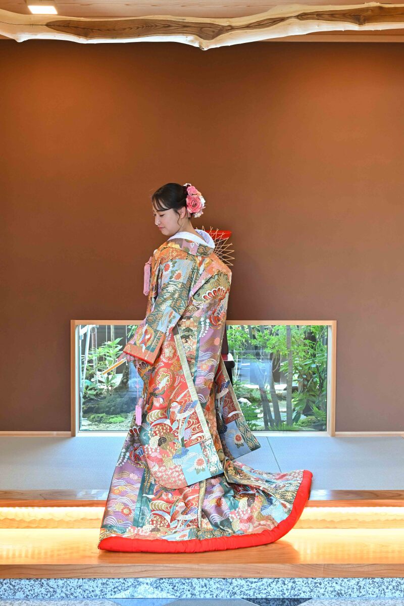 玄関にて後ろ姿の花嫁様