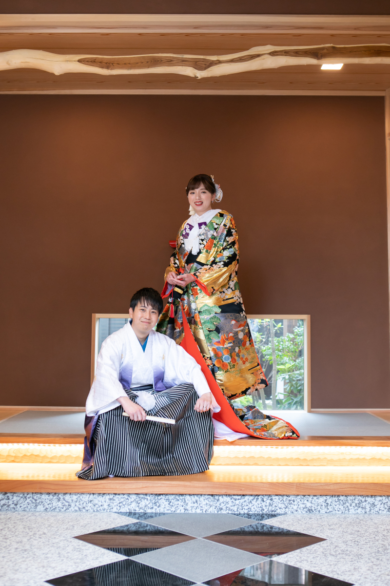 玄関から見える中庭をバックに!