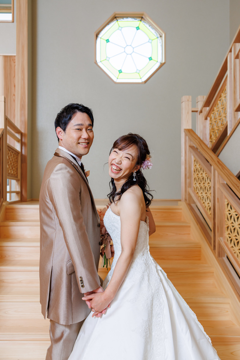 振り返りの自然な笑顔