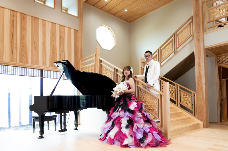 グランドピアノの前で