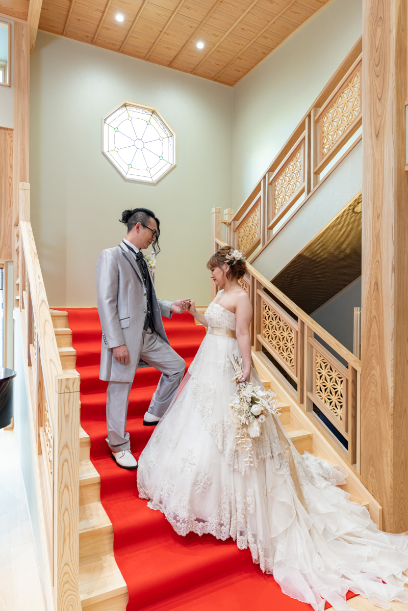 階段でエスコート