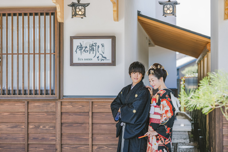 スタジオの看板の前で