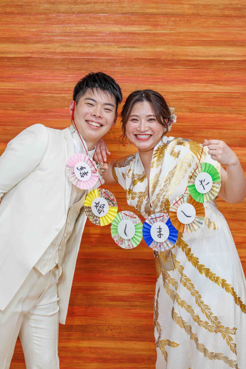 ガーランドをもって結婚報告