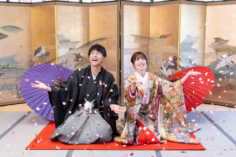 屛風の前で
