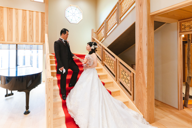 階段で映えるドレスのトレーン!