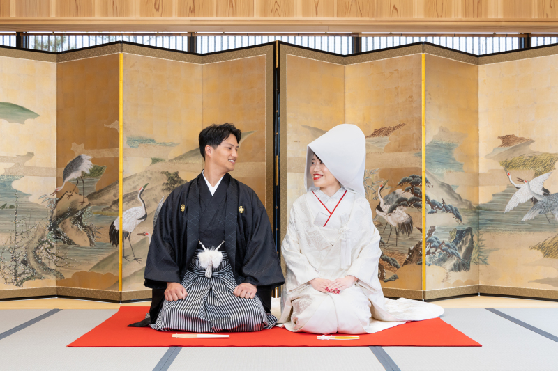 屏風前にて正座