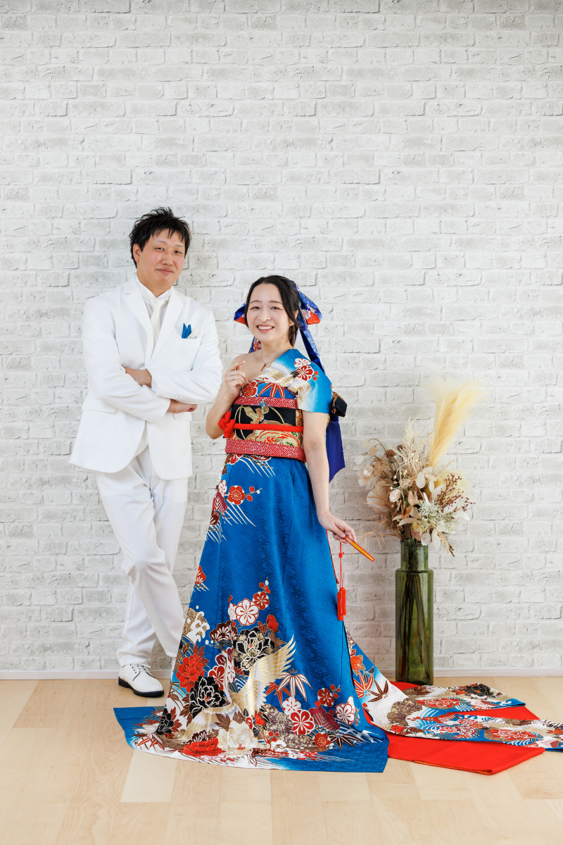 衣装が際立つシンプル背景