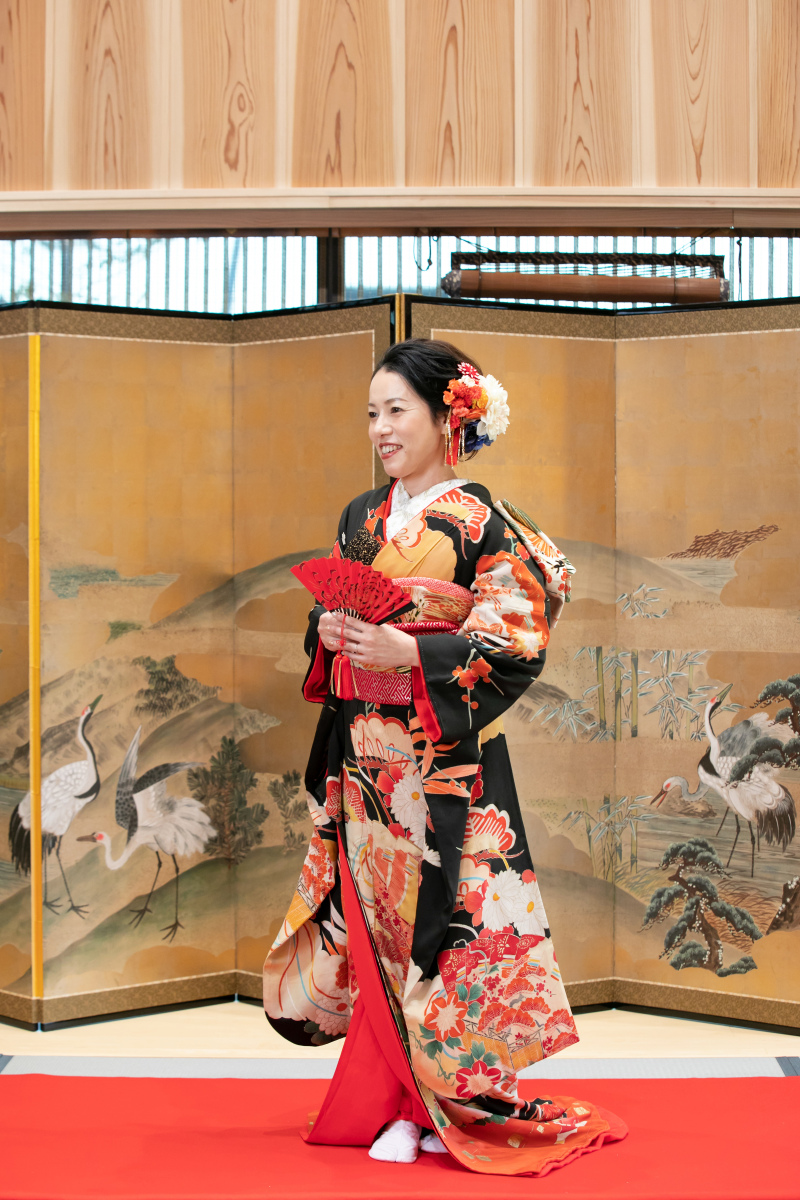 引き振袖*豪華な金屏風の前で