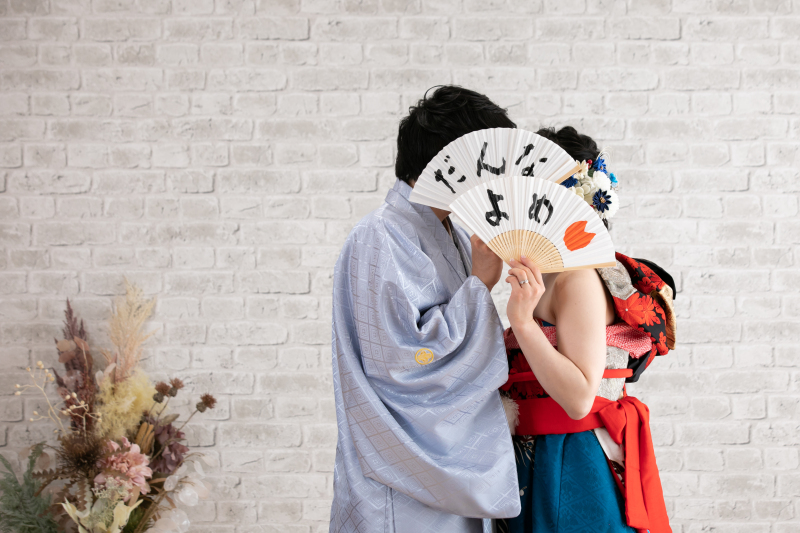 扇子で顔隠しショット