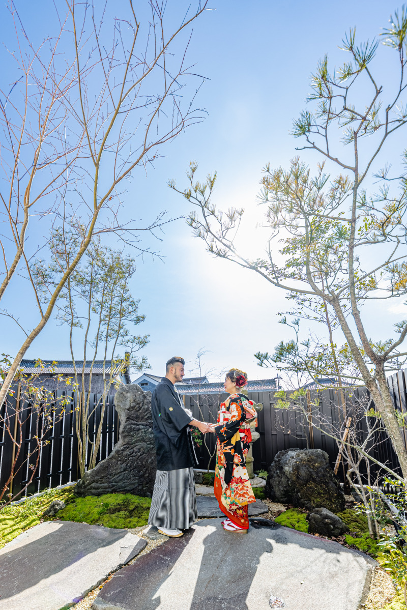 雲一つない青空の下で