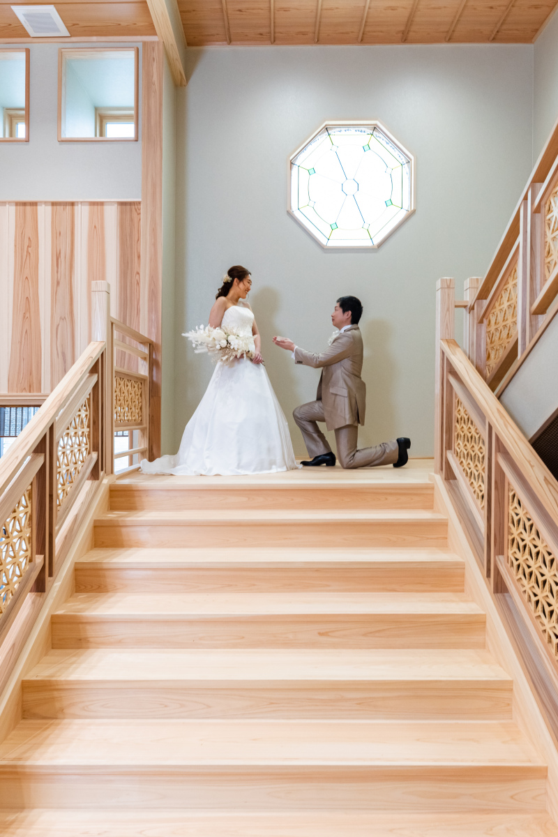 ステンドグラスの下で