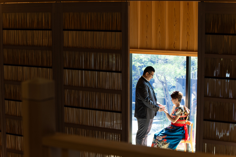 手を取り合う二人