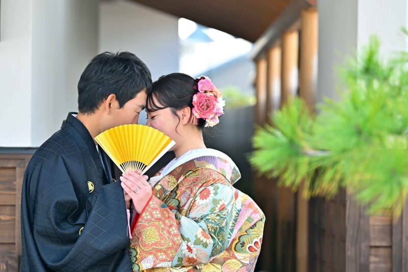 口元を扇子で隠してのショット