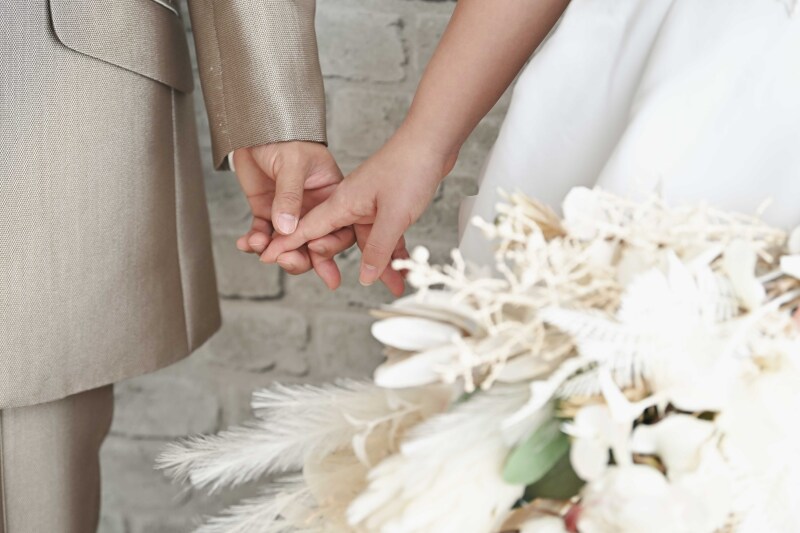 手を繋ぐ手元ショット