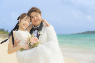 宮古島の空の下でウェディングフォト