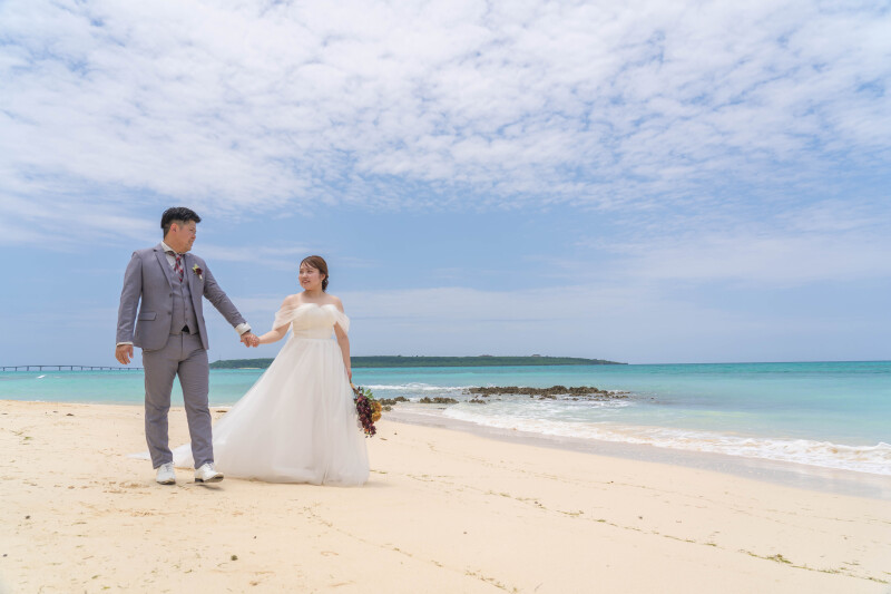 手をつないで歩く