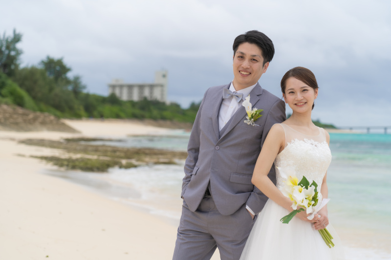 ビーチで寄り添う笑顔のふたり