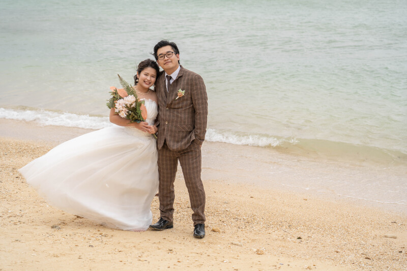 波打ち際での優しいツーショット