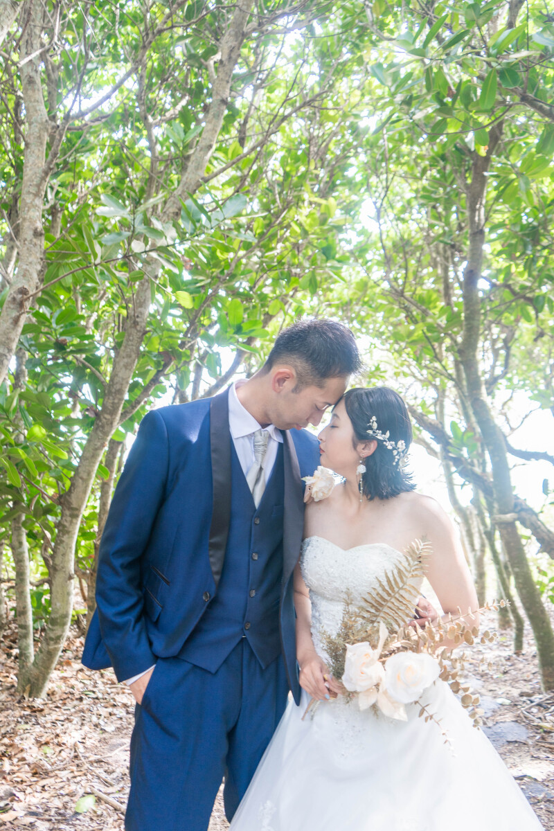 見つめ合う森の中