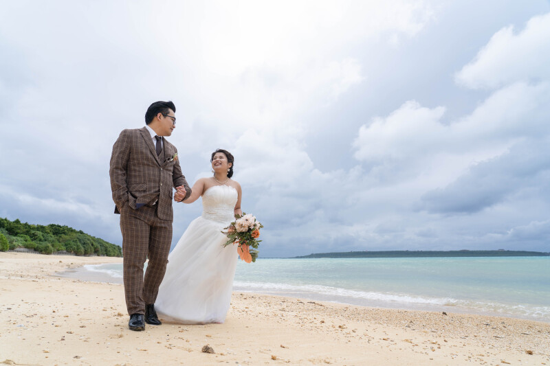 青い海を望むビーチウォーク