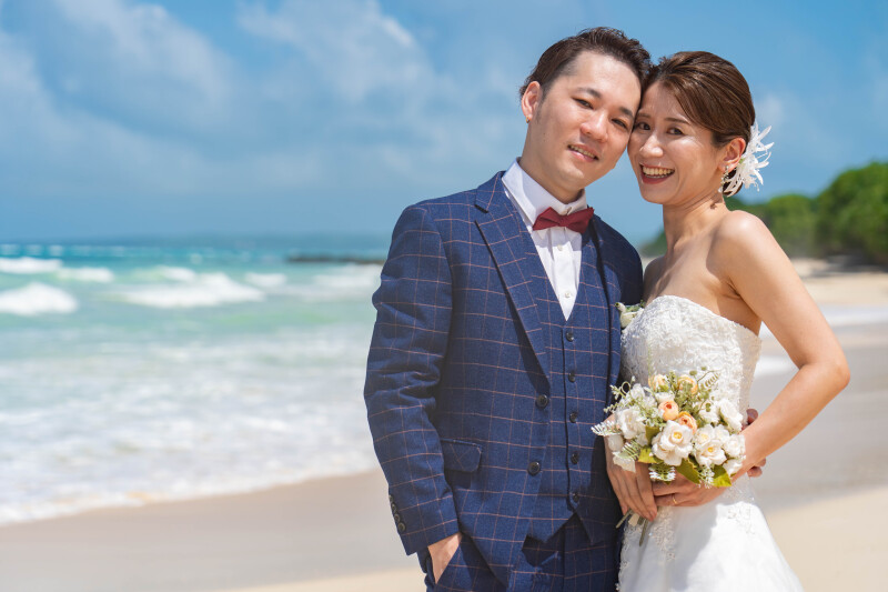 寄り添うふたり、海を背に